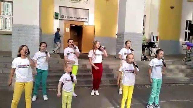 Здравствуй, счастье! Исп. Студия Конфетти