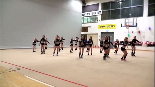 София Будиански танцует хип хоп