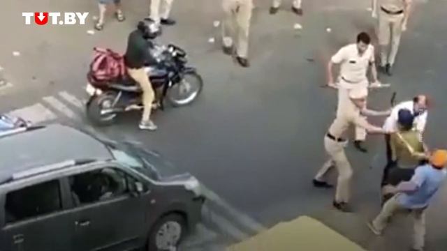 Брутальное задержание мужчины с мечом в Индии