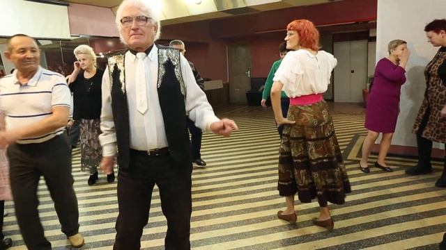 На танцевальном вечере в ДК 