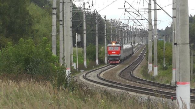 Электровоз ЧС7-153 с фирменным поездом 