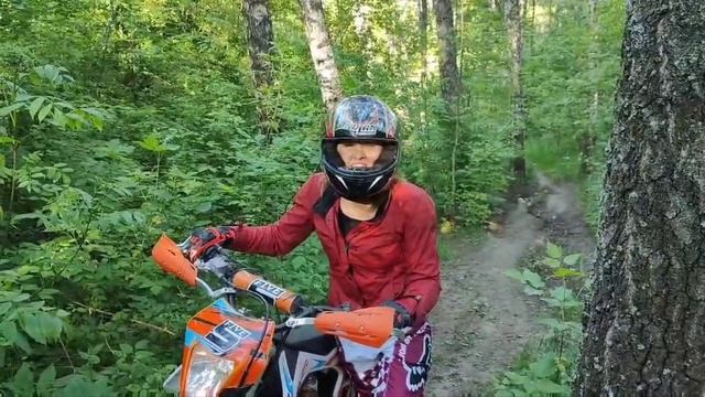 Девушка на эндуро. 3-й раз за рулем. Покатушки в лесу.