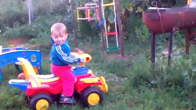 Малыш Ди Ди за рулем мотоцикла