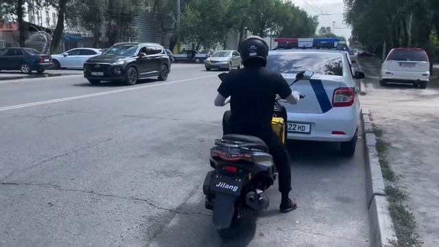 В Бишкеке проходит рейд среди водителей мопедов и ску?