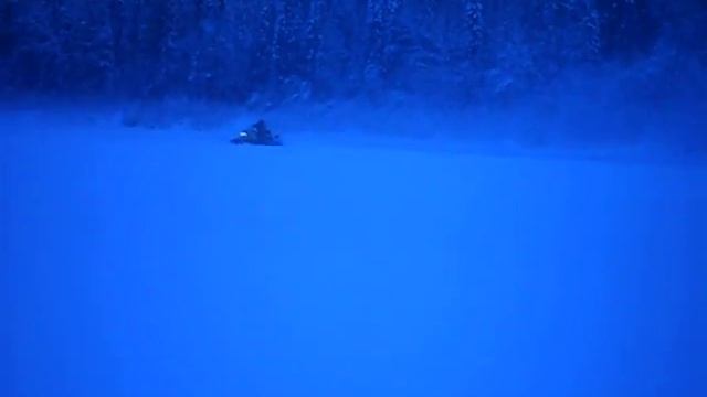 Мужик едет на снегоходе по воде!!!!