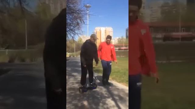 Племянник учит кататься на гироскутере.