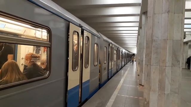 Электропоезд Ока на станции Севастопольская
