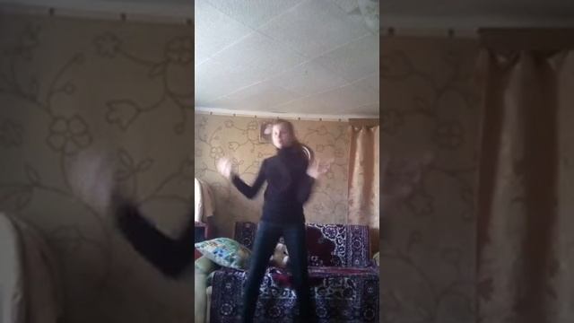 Танцую под песню мукка девочка с каре