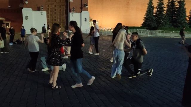 Танец на Красной площади в Москве станцевала молодёжь