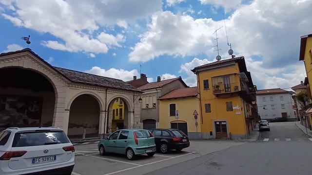 В Куарнье( Италия, Пьемонт)- мол, средневековые огромны