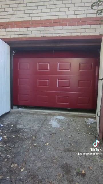 Гаражные секционные ворота DoorHan цвета бордо #automobile #дальнобой #топ #ворота #ролеты