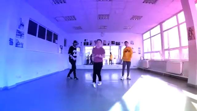 песня про танцы пот  фонарём