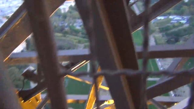 На Эйфелевой башне. Вечерело. Спуск