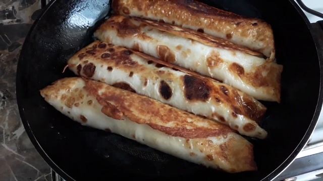 ВЛОГ. ЖАРЮ БЛИНЫ С НАЧИНКОЙ НА СКОВОРОДЕ.