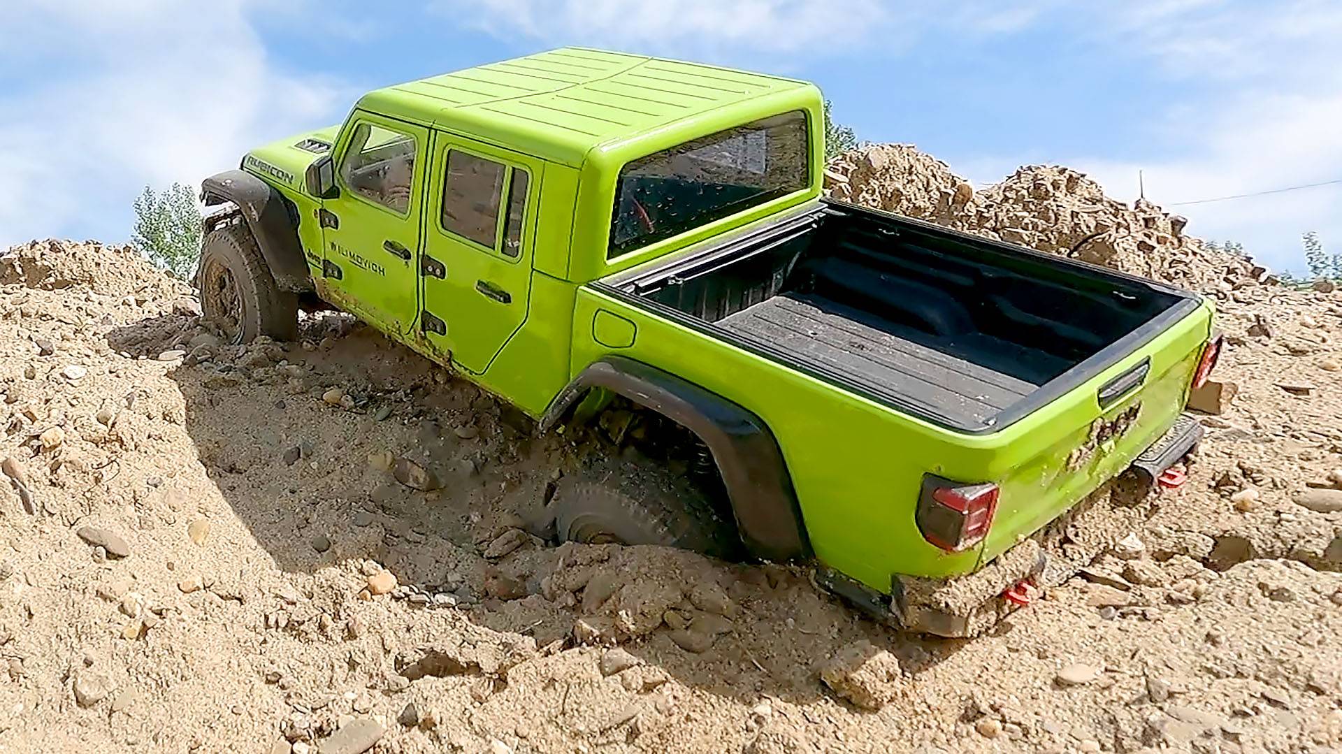 RC Jeep Gladiator против РАЗЛИВШЕЙСЯ РЕКИ! 🌊 Экстремальное Бездорожье Песок и Грязь!