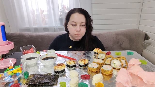 Не МУКБАНГ, а РЖАКА 🤣 Роллы запечённые и в темпуре 🍣?
