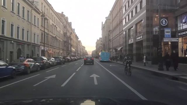 2022.10.02. Погода Петербург. 17:35. +9°. Вечерний город в осенн