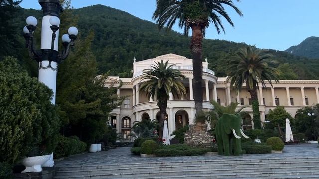 Уехала с детьми снимать видео для отелей Абхазии / оте?