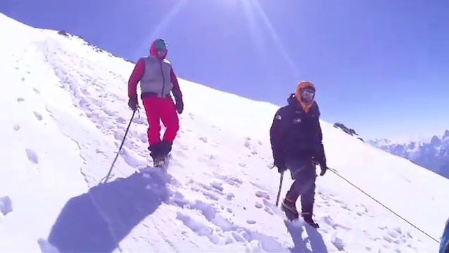 ХАЧИРОВЫ СПУСКАЮТСЯ С ВОСТОЧНОЙ ВЕРШИНЫ ЭЛЬБРУСА 23.07.2