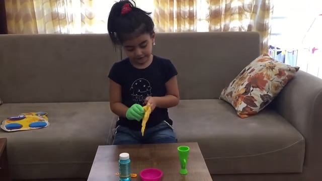 Айлин игра в Пузырьки и шарики