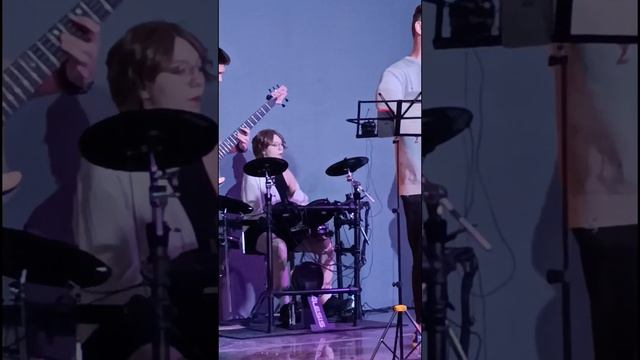 Хали-гали, паратрупер (Леприконсы). Группа Полтора Дюй?