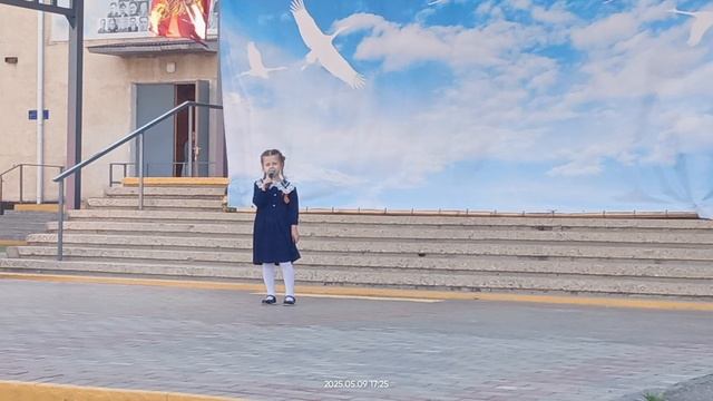 Девочка 6 лет красиво поëт 