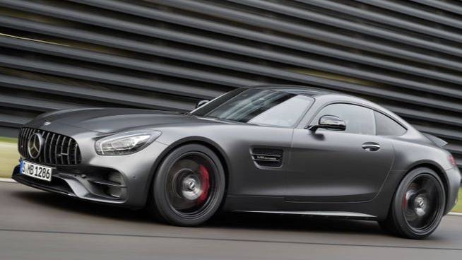 Дрифт на белом Mercedes Benz (MB)