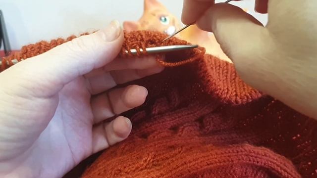 Закрываю петли резинки модного платья Терракот иголочкой и болтаю