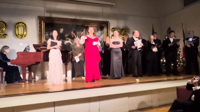 Поздравляют с Новым 2025 годом, лучшие оперные певцы Нью