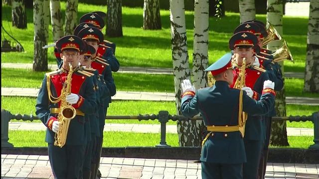Садыр Жапаров Кызыл аянттагы Жеңиш парадына ардактуу
