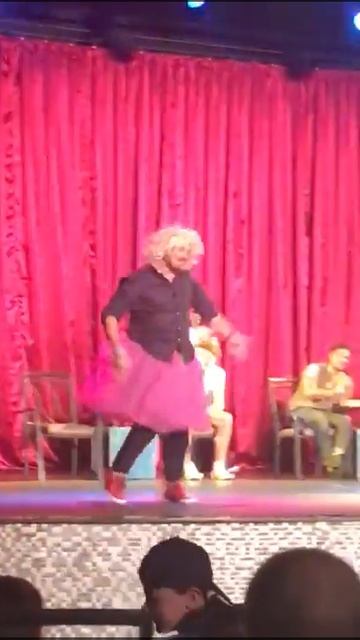 Русский  мужик танцует балет в Турции