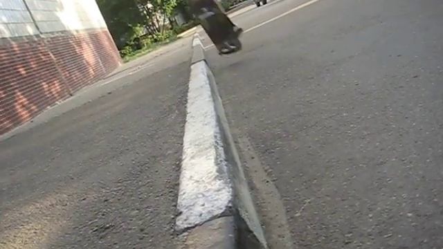 50 to 50 на бордюре.