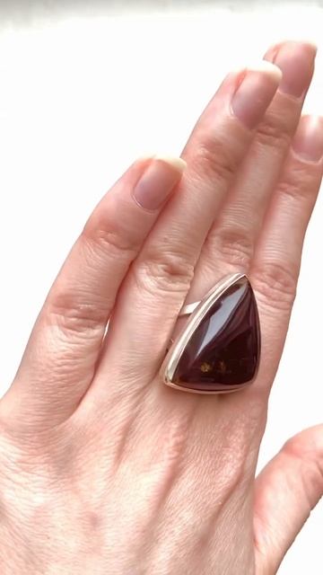 Кольцо с гранатом красным треугольное на руке 3577