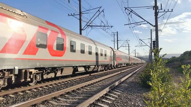 ЭП1М-663 с фирменным поездом «Кисловодск–Адлер» (643С).