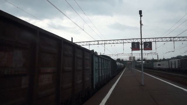 ВЛ11М-281 с вывозным поездом проезжает станцию Яхрома.