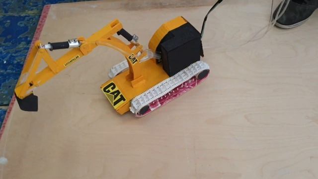 ГУСЕНИЧНЫЙ ЭКСКАВАТОР С ГИДРАВЛИЧЕСКИМИ ПРИВОДАМИ. Ж?