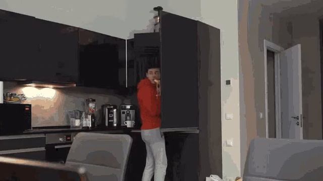 Брайн жрет бананы