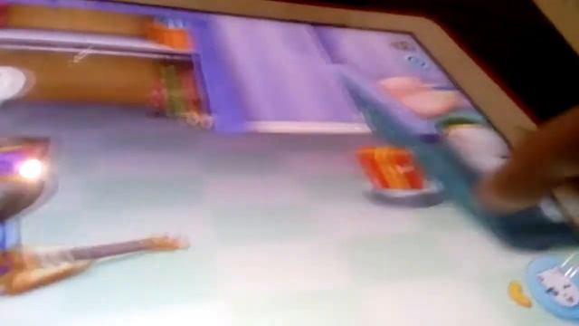 Том и Друзья Том покупает новое платье Анжела и играет с друзьями В Аптечку Мултьик