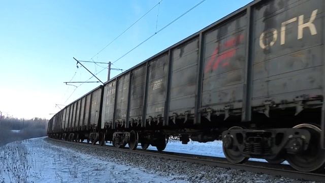 2ЭС10-107 «Гранит» с грузовым поездом следует через о.п. Гусевка