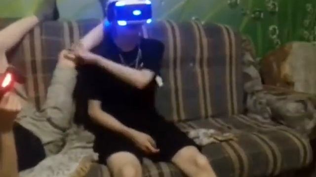 Мой родной брат Артур играет в очки виртуальной рялности