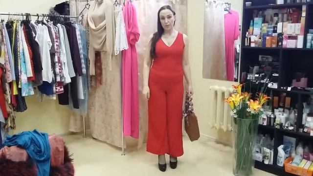 Красный комбинезон, сумка Габриэлла