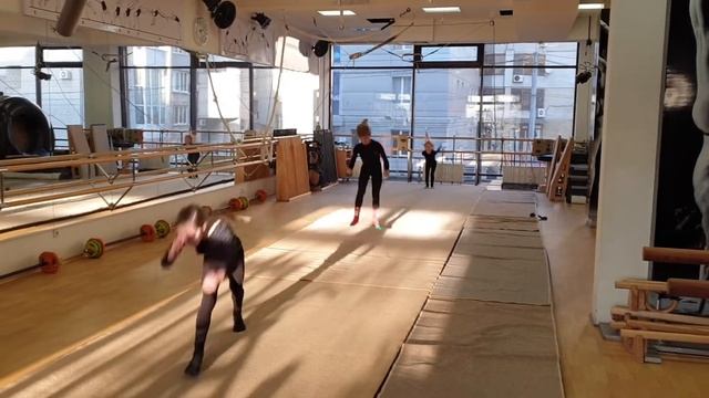 Маховое сальто вперёд.