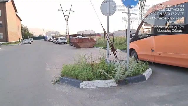 г.о.Люберцы д.МотяковоЖК Кореневский форт65 корпус 5.Парковка на проезжей части дороги.М772ЕА79