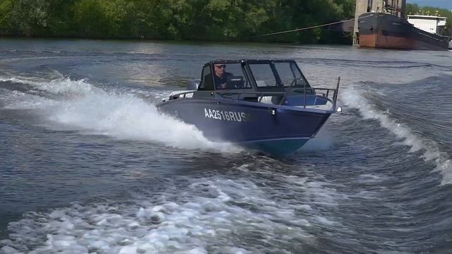 Моторная лодка Ангелина 475 на воде