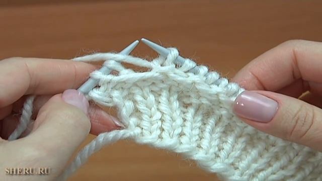 Шапка спицами теплая и стильная. Урок 242