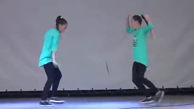 Хип-хоп танцуют девочки (музыка просто крутяк !!!)