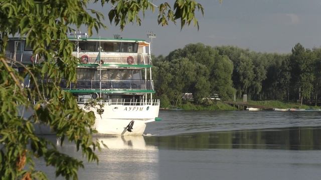Круизный теплоход Аурум проходит мимо Бронниц вниз по
