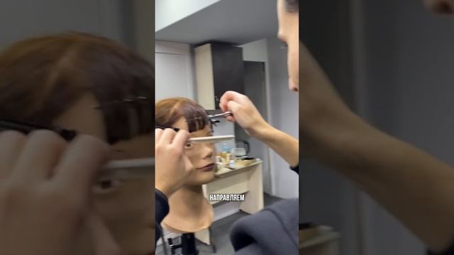 Как постричь ровную челку?