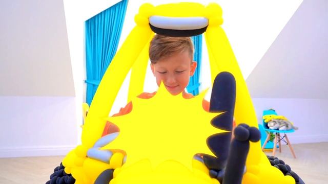 Сеня и Ники играют с воздушными шариками