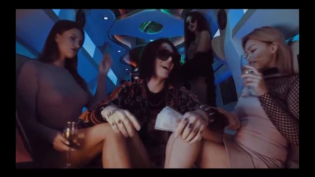 Слушаю крутого хип-хоп исполнителя СМОТРЕТЬ ВСЕМ НЕ ПРОПУСКАЙТЕ ТАКОЕ